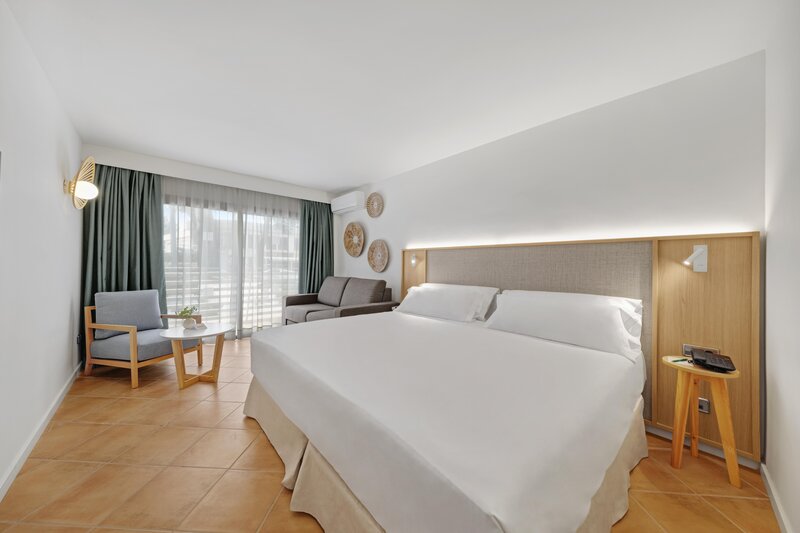 Occidental Cala Vinas 28