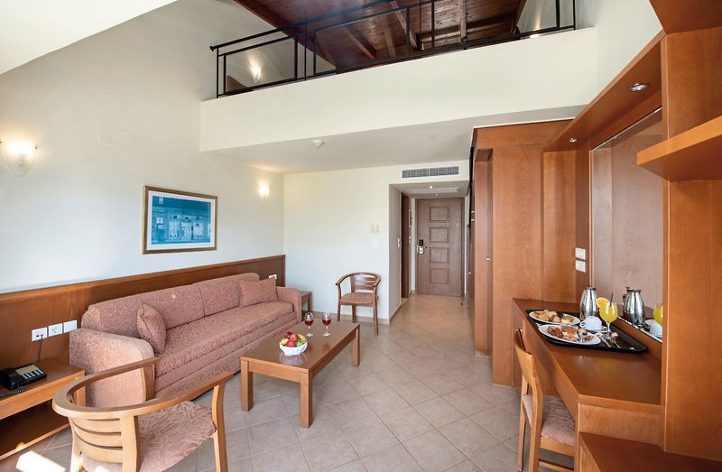 Hydramis Palace Beach Resort 4