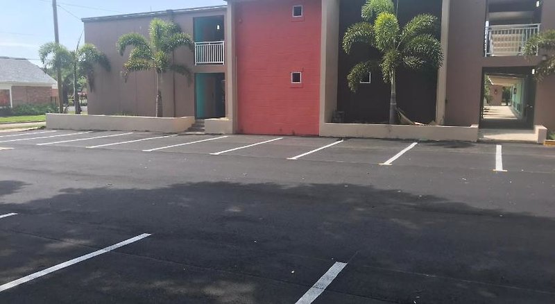 Tropical Inn & Suites