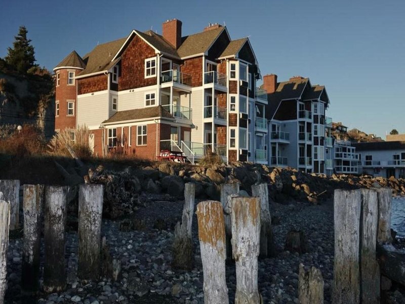 Tides Inn & Suites