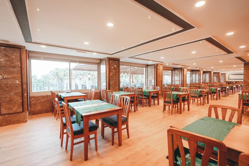 Royal Atlantis Beach 16