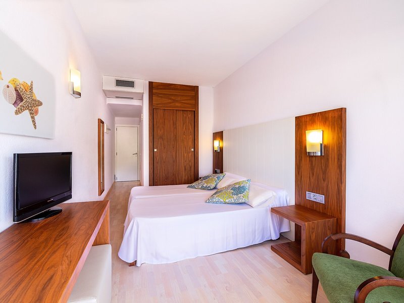 Neptuno Paguera Hostal 16