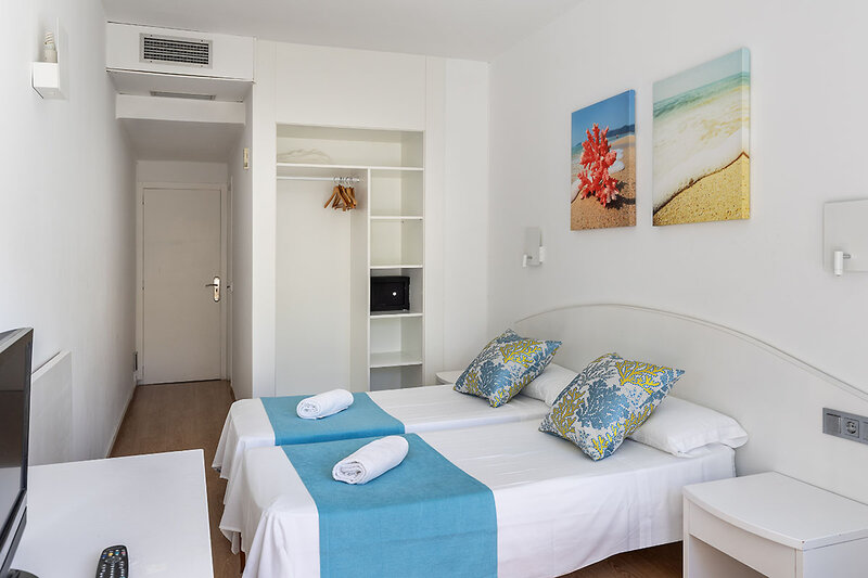 Neptuno Paguera Hostal 10