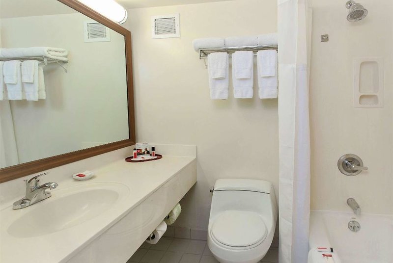 Ramada Plaza by Wyndham Waikiki 2