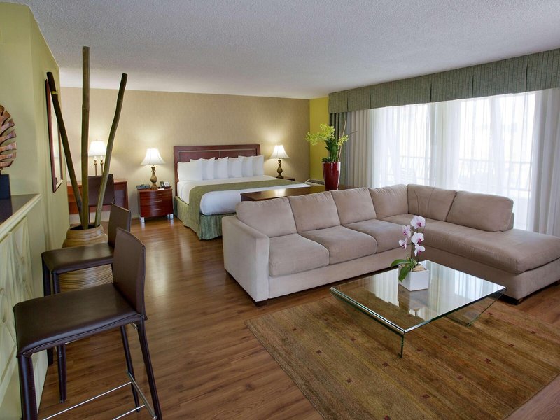 Ramada Plaza by Wyndham Waikiki 10