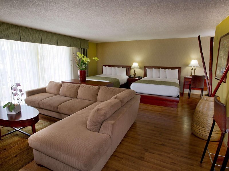 Ramada Plaza by Wyndham Waikiki 11