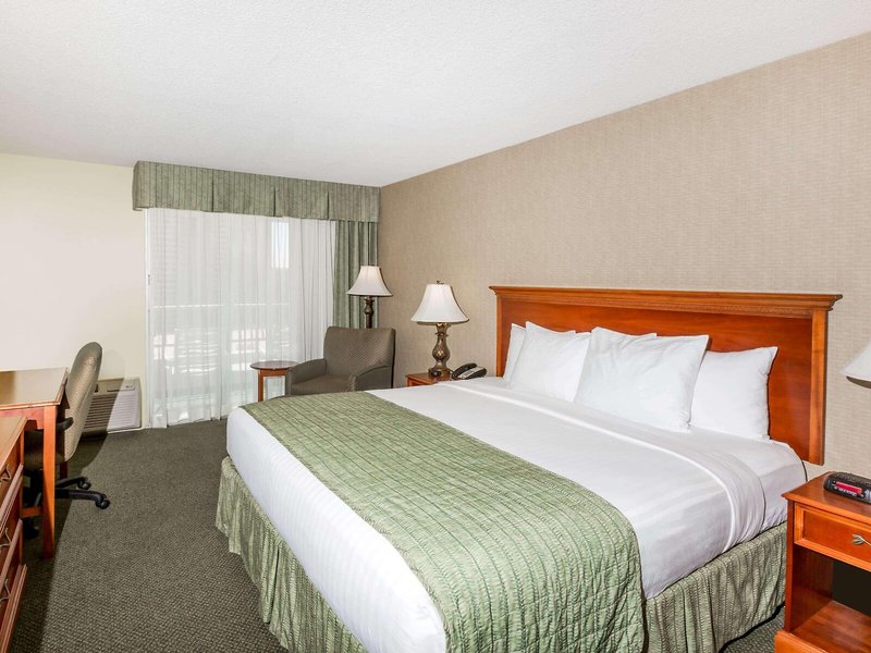 Ramada Plaza by Wyndham Waikiki 13