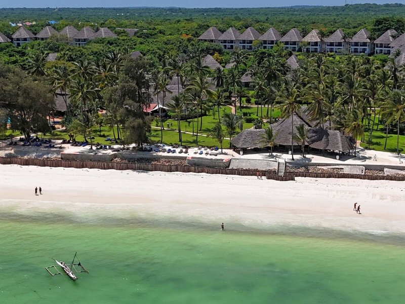 Bluebay Beach Resort & Spa 11