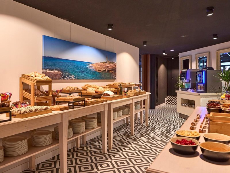 Universal Hotel Neptuno 16