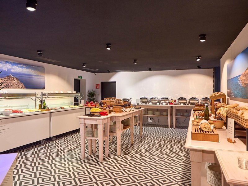 Universal Hotel Neptuno 17