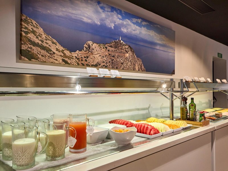 Universal Hotel Neptuno 18