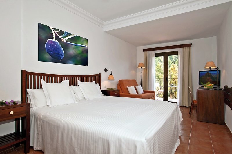 Hotel Es Port 11