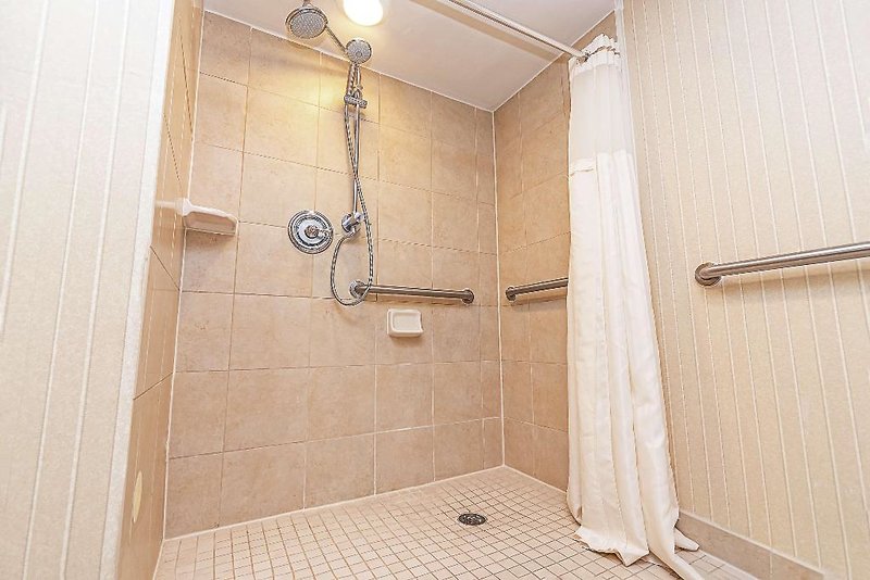 DoubleTree by Hilton Lafayette 5 - Bathroom Example