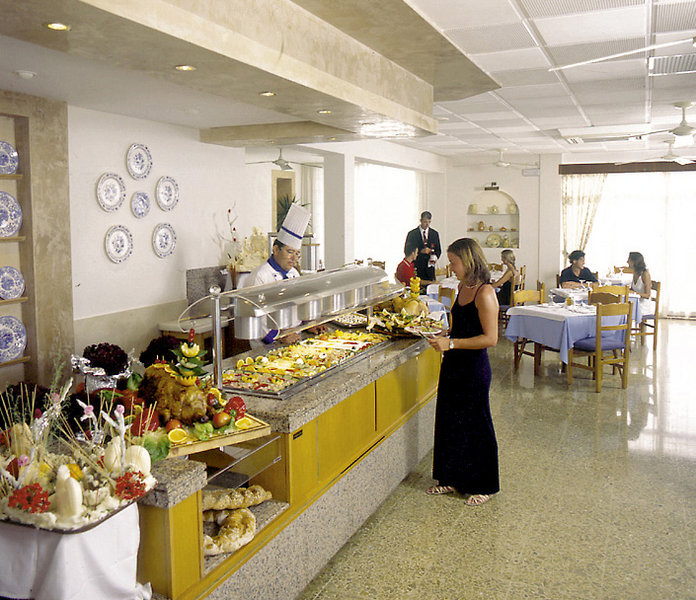Hotel y Apartamentos Casablanca 8