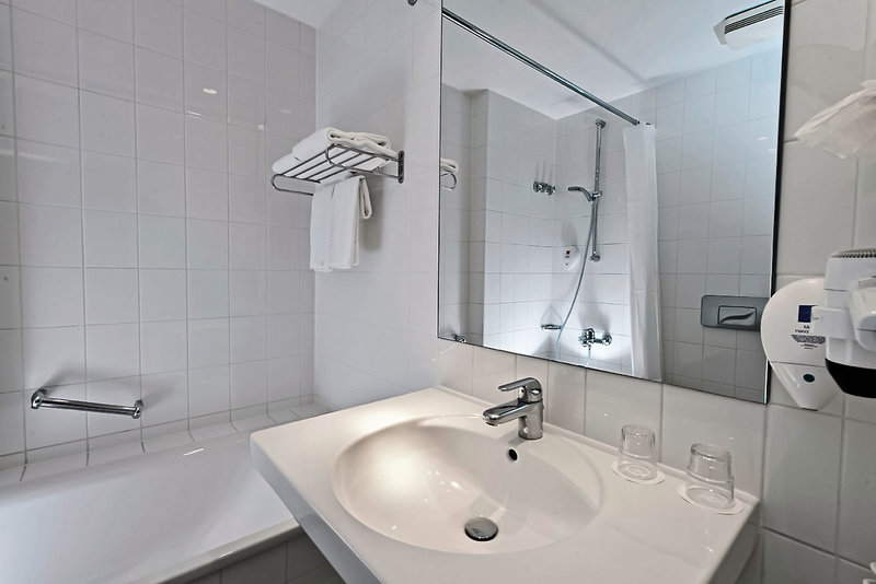 Wyndham Garden Potsdam 8 - Bathroom Example