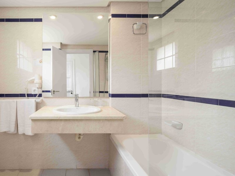 Hotel ILUNION Menorca 11