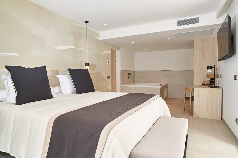 Invisa Hotel Club Cala Blanca 26