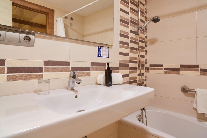 Invisa Club Cala Blanca 32 - Bathroom Example
