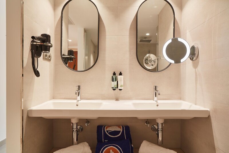 Invisa Club Cala Blanca 70 - Bathroom Example