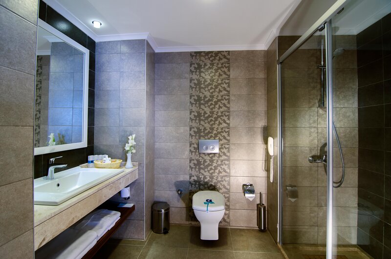 Palm Wings Beach Resort & Spa Kusadasi 40 - Bathroom Example