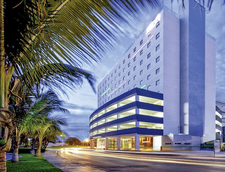 Aloft Cancun 1