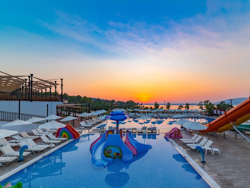 Ramada Resort by Wyndham Akbuk 8