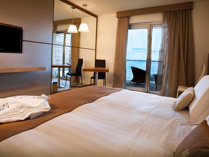 Main Palace Hotel 16 - Room Example