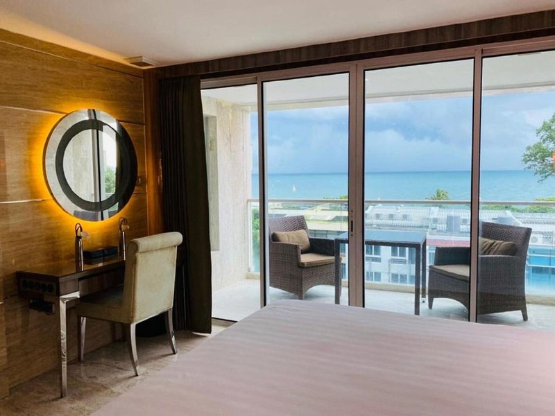 Centara Grand Phratamnak Resort Pattaya 36