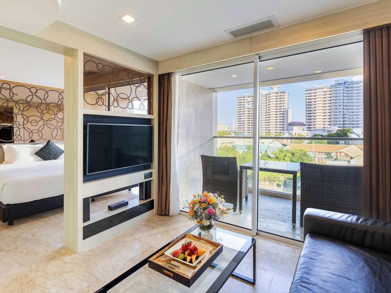 Centara Grand Phratamnak Resort Pattaya 40