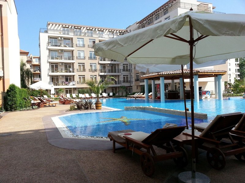 Dawn Park 18 - Outdoor Pool