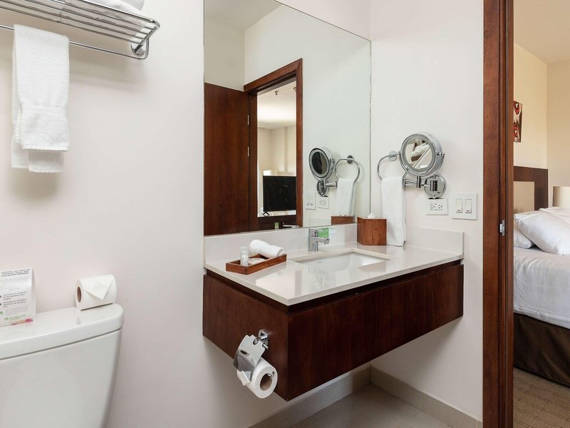 Wyndham Garden San Jose Escazu 23 - Bathroom Example
