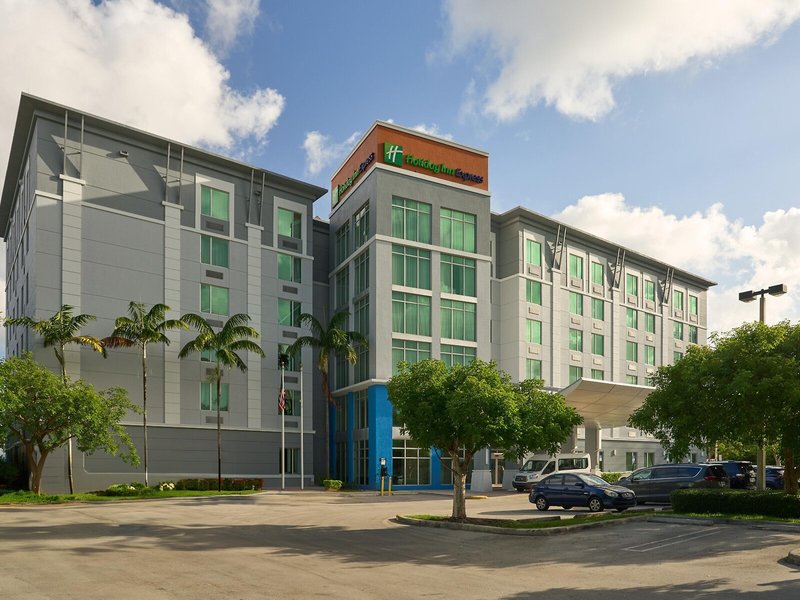 Cambria Hotel Miami Airport - Blue Lagoon 3