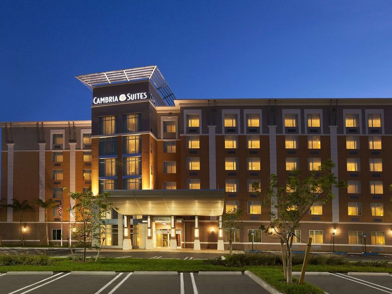 Cambria Hotel Miami Airport - Blue Lagoon 4
