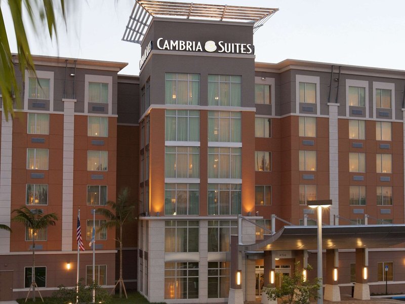 Cambria Hotel Miami Airport - Blue Lagoon 5