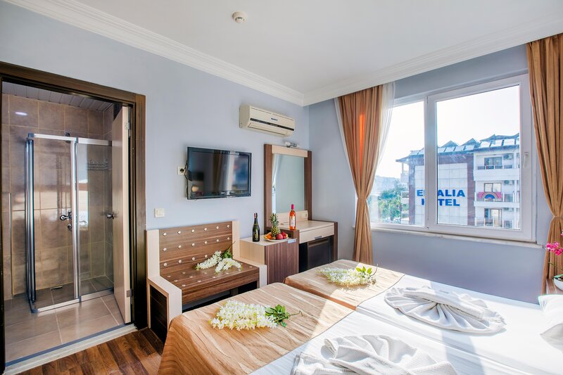 Hawaii Suite Beach Hotel 11