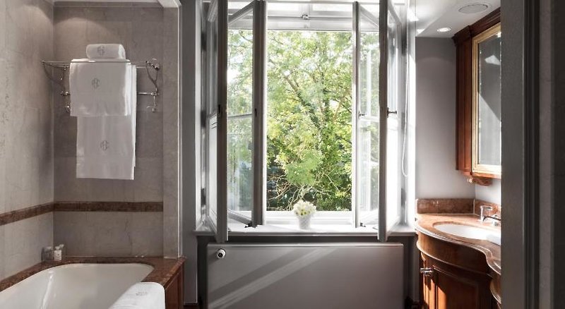 Patrick Hellmann Schlosshotel 2 - Bathroom Example