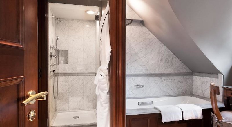 Patrick Hellmann Schlosshotel 4 - Bathroom Example