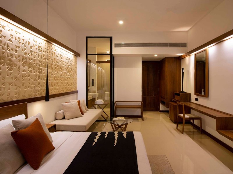 Goldi Sands 33