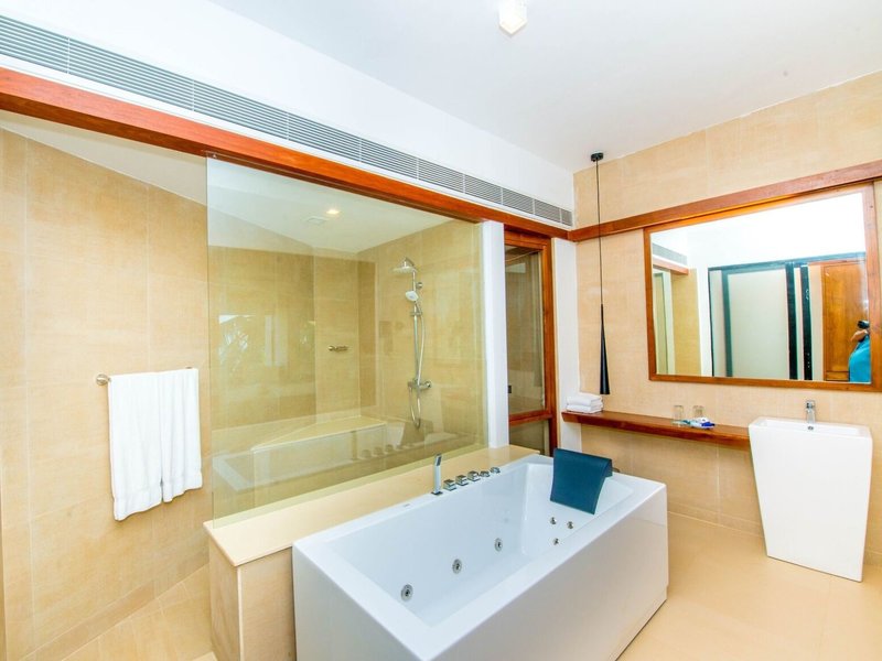 Goldi Sands 37
