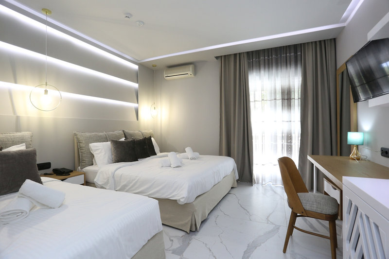 Tropical Hotel 11