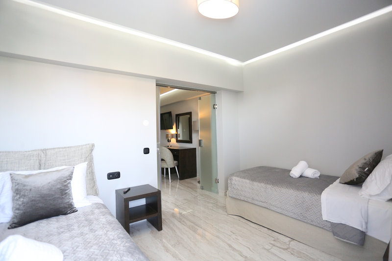 Tropical Hotel 13