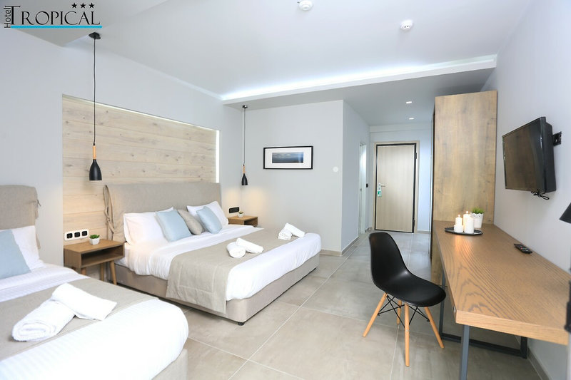 Tropical Hotel 16