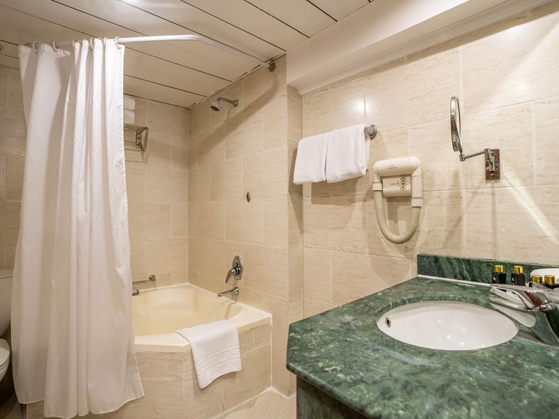 Azal Pyramids Hotel 35 - Bathroom Example