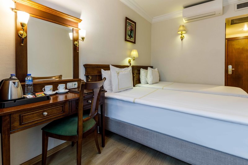 Golden Crown Hotel 8
