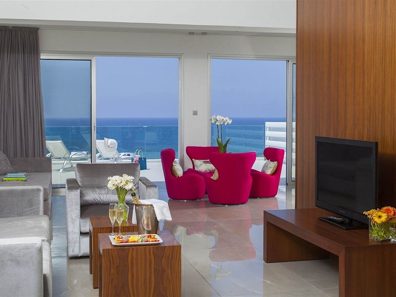 King Evelthon Beach Hotel & Resort 47