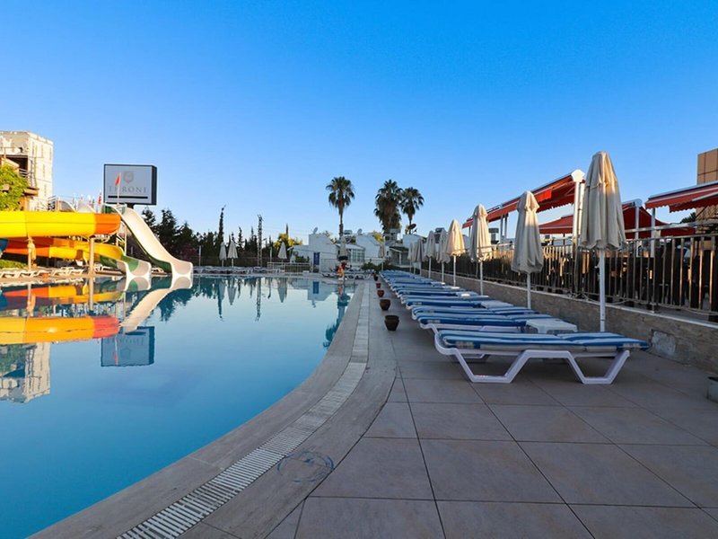 Throne Beach Resort & Spa 3