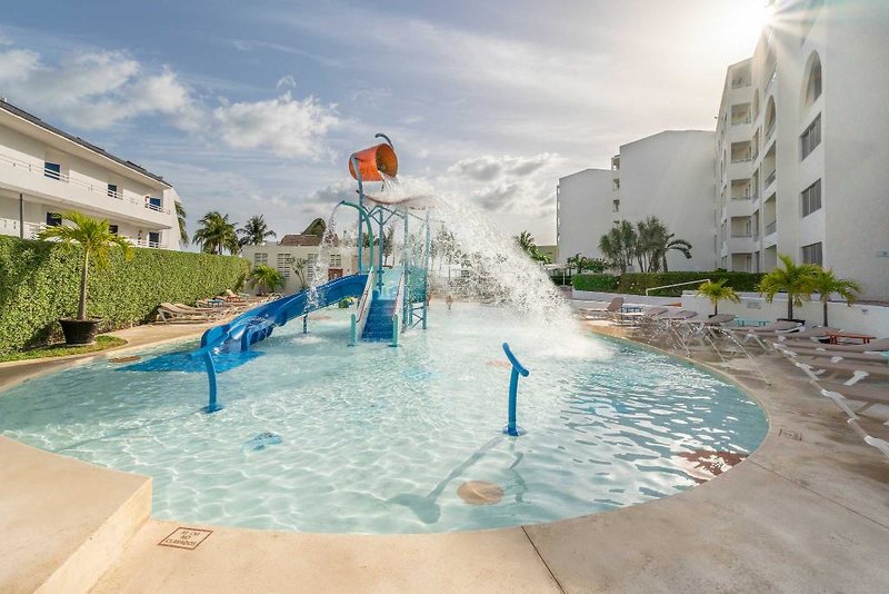 Aquamarina Beach Hotel Cancun 3