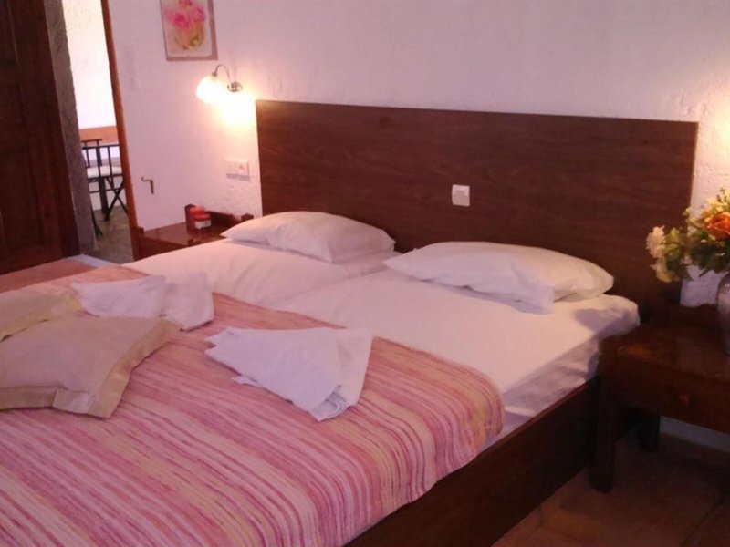 Fotoula Studios & Apartments 17