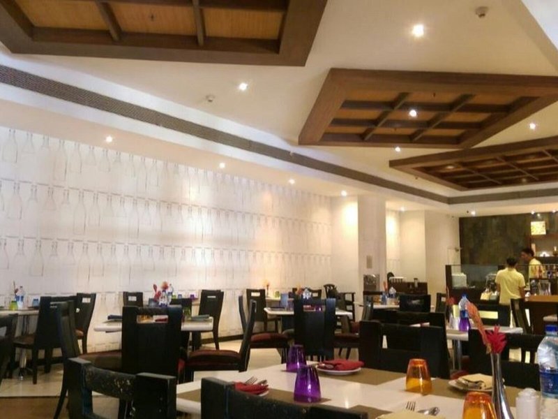 Club Mahindra Emerald Palms Resort 9