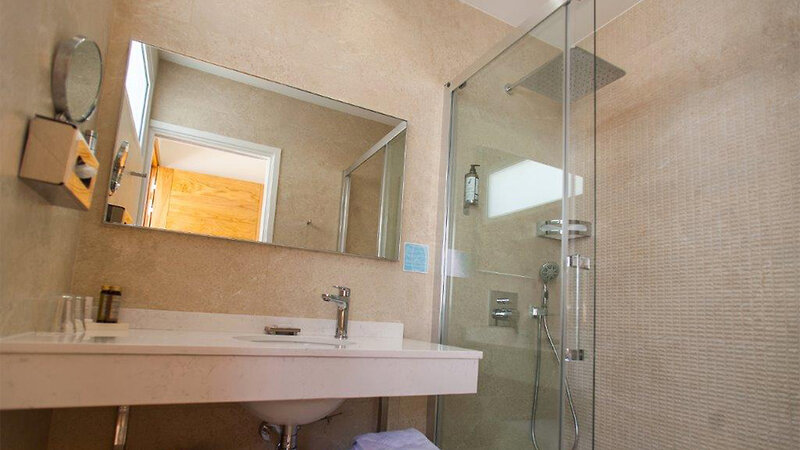 La Caravelle Calvi 12 - Bathroom Example